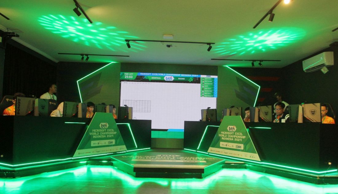 Peserta mengikuti ajang Microsoft Excel World Championship Indonesia 2024 di Point Arena Jakarta, Minggu (13/10). Dalam komitmennya mendukung pengembangan talenta digital di Indonesia, Axioo Pongo turut serta dalam ajang yang digelar untuk pertama kalinya di Indonesia. Dalam ajang ini, seluruh peserta bertanding menggunakan Pongo Nexus All In One PC. - JPNN.com