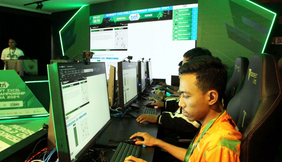 Peserta mengikuti ajang Microsoft Excel World Championship Indonesia 2024 di Point Arena Jakarta, Minggu (13/10). Dalam komitmennya mendukung pengembangan talenta digital di Indonesia, Axioo Pongo turut serta dalam ajang yang digelar untuk pertama kalinya di Indonesia. Dalam ajang ini, seluruh peserta bertanding menggunakan Pongo Nexus All In One PC. - JPNN.com