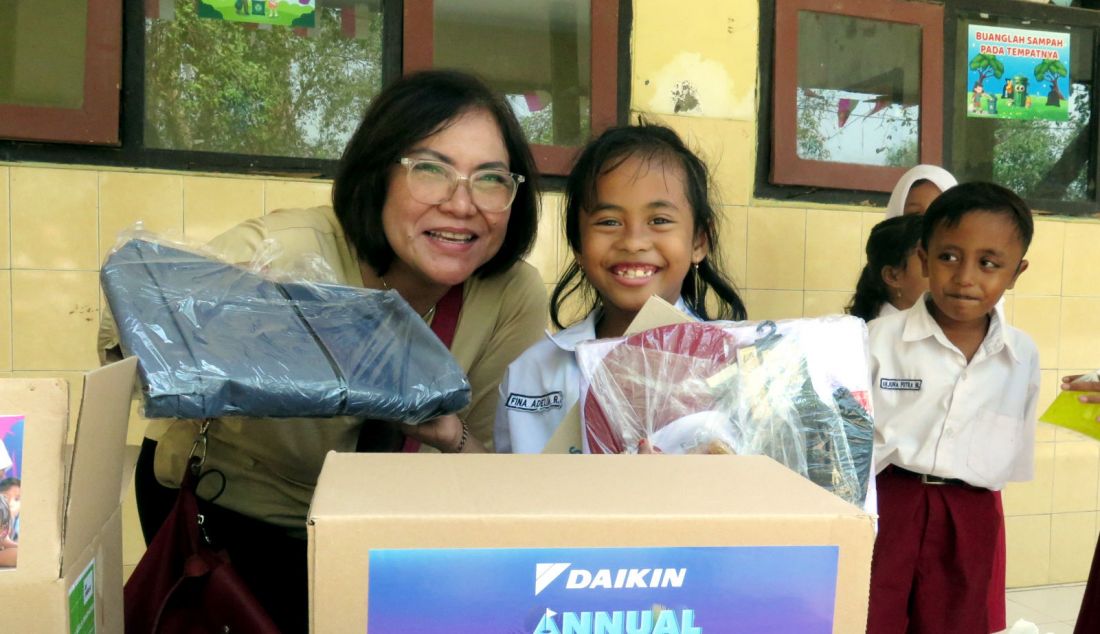 Direktur PT Daikin Airconditioning Indonesia Shinji Miyata menyerahkan paket perlengkapan sekolah kepada siswa di SDN Gebang 2 sebagai bagian dari program School of Happiness. Sebanyak 272 paket seragam dan perlengkapan sekolah diantaranya sepatu dan tas, yang penyalurannya menjangkau empat sekolah dasar (SD) pada tiga daerah. Siswa di SD Negeri 03 Jatimulya Sementara tiga sekolah lainnya, berada di area Jawa Timur. Masing-masing yaitu SD Bina Karya di Surabaya serta SD Negeri Gebang 2 dan SDN Sawohan 2 yang keduanya berada di area Sidoarjo - JPNN.com