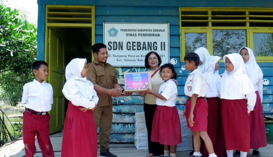 Direktur PT Daikin Airconditioning Indonesia Shinji Miyata menyerahkan paket perlengkapan sekolah kepada siswa di SDN Gebang 2 sebagai bagian dari program School of Happiness. Sebanyak 272 paket seragam dan perlengkapan sekolah diantaranya sepatu dan tas, yang penyalurannya menjangkau empat sekolah dasar (SD) pada tiga daerah. Siswa di SD Negeri 03 Jatimulya Sementara tiga sekolah lainnya, berada di area Jawa Timur. Masing-masing yaitu SD Bina Karya di Surabaya serta SD Negeri Gebang 2 dan SDN S - JPNN.com