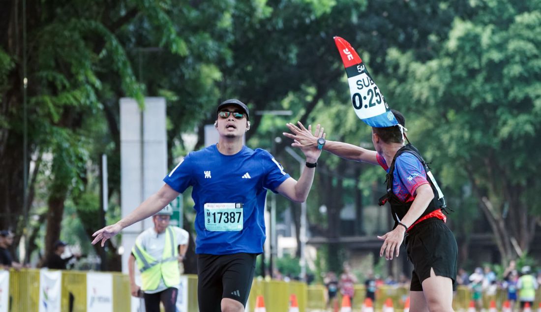 Rute lari steril dan cheering semangat dari pacer memberikan pengalaman yang seru bagi seluruh peserta wondr Jakarta Running Festival 2024 - JPNN.com