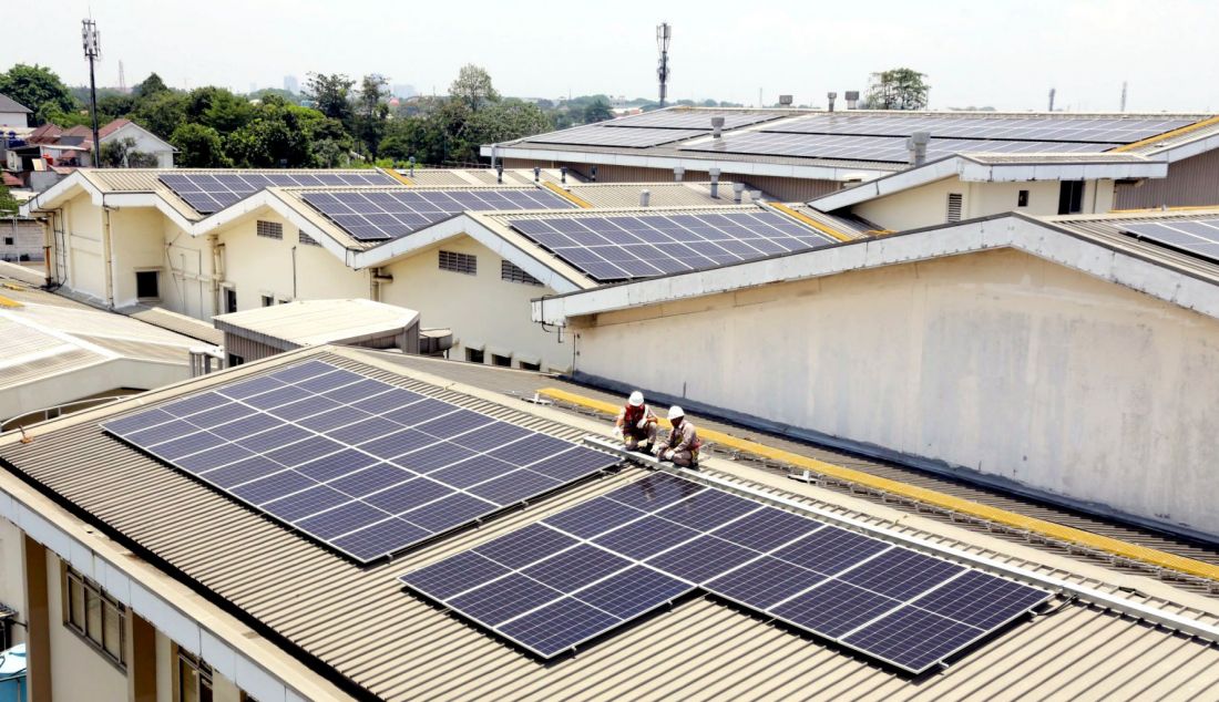 Perusahaan sains dan teknologi terkemuka Merck meresmikan instalasi panel surya fotovoltaik (PV) di atap pabriknya yang berlokasi di Pasar Rebo, Jakarta Timur, Selasa (22/10). Langkah ini merupakan bagian dari komitmen Merck dalam mendorong transisi menuju energi terbarukan perusahaan. Peresmian juga menandai peringatan ulang tahun Site Pasar Rebo Merck yang ke-50, dan 54 tahun keberadaan Merck di Indonesia. Inisiatif ini sejalan dengan target keberlanjutan Merck Group, salah satunya target peng - JPNN.com