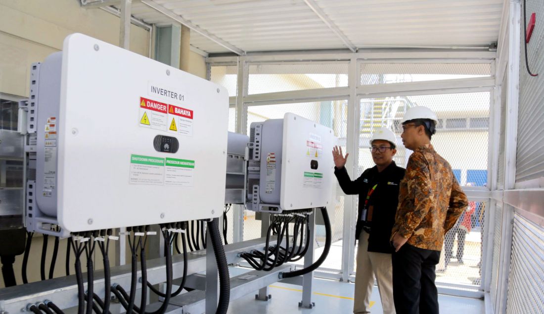 Site Director PT Merck Tbk Arryo Aritrixso Wachjuwidajat dan Direktur Proyek PT PLN Indonesia Geothermal Lambok Siregar saat melihat panel listrik, Jakarta, Selasa (22/10). Langkah ini merupakan bagian dari komitmen Merck dalam mendorong transisi menuju energi terbarukan perusahaan. Peresmian juga menandai peringatan ulang tahun Site Pasar Rebo Merck yang ke-50, dan 54 tahun keberadaan Merck di Indonesia. Inisiatif ini sejalan dengan target keberlanjutan Merck Group, salah satunya target pengurangan emisi Gas Rumah Kaca (GRK). - JPNN.com