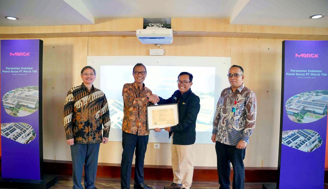 Site Director PT Merck Tbk Arryo Aritrixso Wachjuwidajat (kedua kiri) menerima dokumen Sertifikat Laik Operasional (SLO) dari Kementerian Energi dan Sumber Daya Mineral (ESDM) yang diserahkan oleh Direktur Proyek PT PLN Indonesia Geothermal Lambok Siregar (kedua kanan) dengan disaksikan oleh Finance Director PT Merck Tbk Bambang Nurcahyo (kiri) dan Senior Engineering Manager PT Merck Tbk Hadi Wirawan (kanan), Jakarta, Selasa (22/10). Dokumen SLO yang diserahkan oleh PT PLN Indonesia Geothermal ini merupakan dokumen resmi yang menyatakan instalasi listrik panel surya telah memenuhi standar keselamatan dan kelayakan operasional, serta sesuai dengan peraturan yang berlaku di Indonesia. Langkah ini semakin menegaskan komitmen Merck dalam mendorong transisi menuju energi terbarukan perusahaan. - JPNN.com