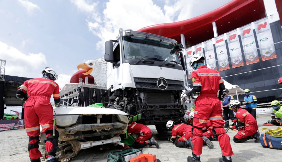 Tim Adaro mengevakuasi korban yang terjepit mobil pada challenge Road Accident Rescue di Garuda Rescue Nusantara, Balikpapan, Kalimantan Timur. - JPNN.com