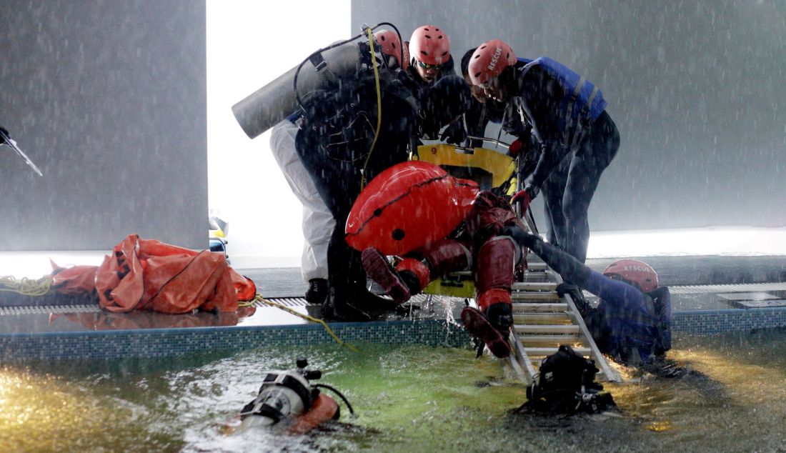 Tim peserta mengangkat korban dalam challenge Underwater Rescue and Recovery ajang 21st IFRC 2024. - JPNN.com