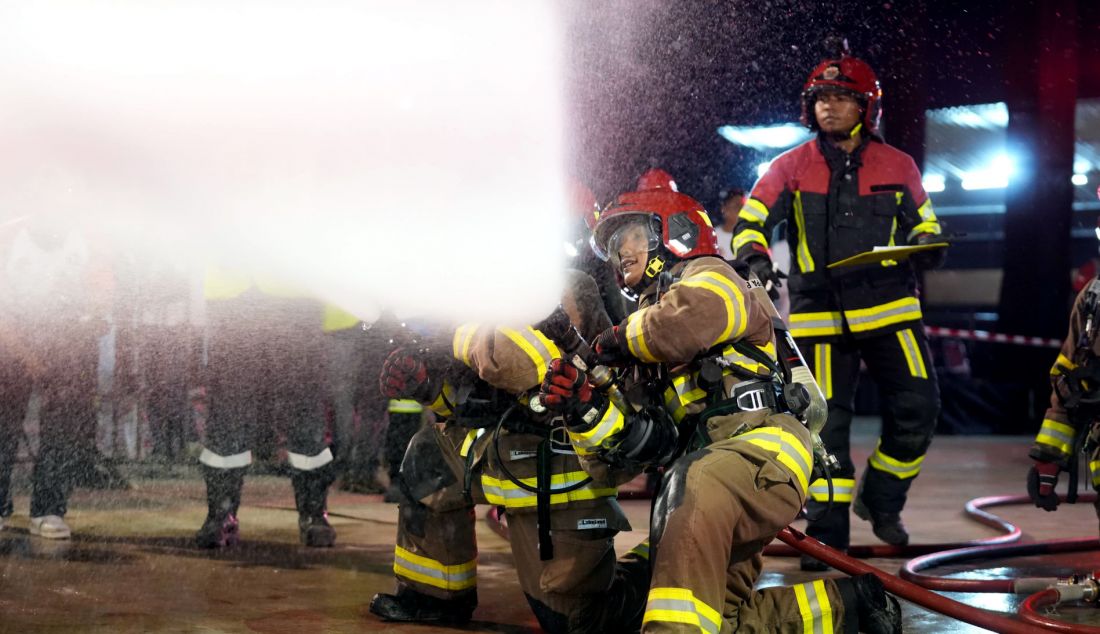 Tim Rescue PPA melakukan aksi pemadaman api dalam skenario Structural Fire Fighter di ajang 21st IFRC di Garuda Rescue Nusantara, Balikpapan, Kalimantan Timur - JPNN.com