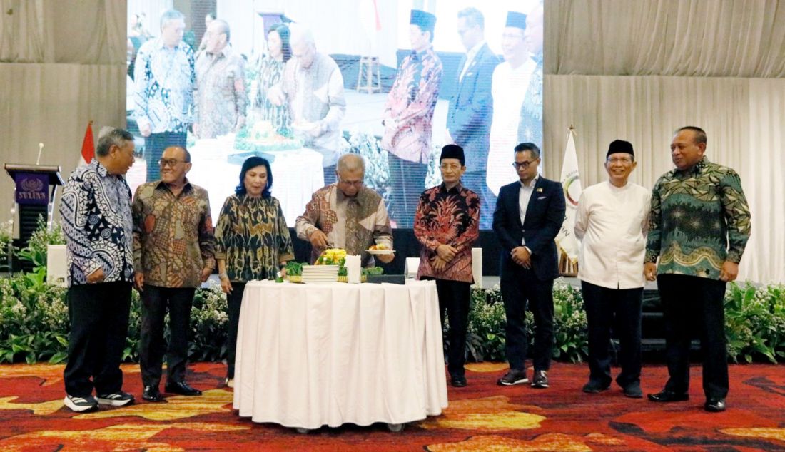 Ketua Umum Kadin Indonesia Anindya Bakrie saat acara Transformasi Perekonomian Indonesia Melalui Ekonomi Pengetahuan Menuju Kemakmuran Yang Inklusif, Jakarta, Selasa (29/10). Turut hadir Ketua Aliansi Kebangsaan Pontjo Sutowo, Sekretaris Jenderal Aliansi Kebangsaan Ahmad Zacky Siradj dan Menteri Riset dan Teknologi Indonesia (2019 – 2021) Prof. Bambang Brodjonegoro secara daring. - JPNN.com