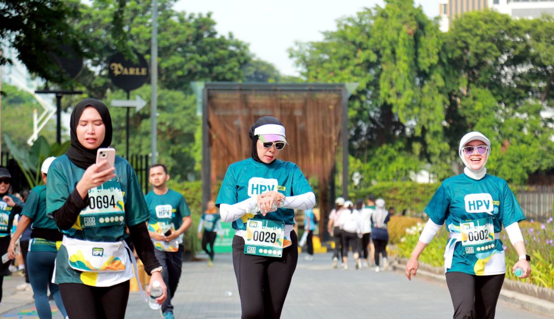 Peserta mengikuti kegiatan lari saat acara #NgobrolinHPV RUN di Jakarta, Minggu (10/11). Di momen peringatan Hari Pahlawan Nasional sekaligus menyambut Hari Kesehatan Nasional, MSD Indonesia, perusahaan farmasi global, menggelar #NgobrolinHPV RUN yang bertujuan mengajak masyarakat untuk menjadi pahlawan kesehatan dengan meningkatkan pemahaman dan kesadaran akan bahaya infeksi HPV. - JPNN.com