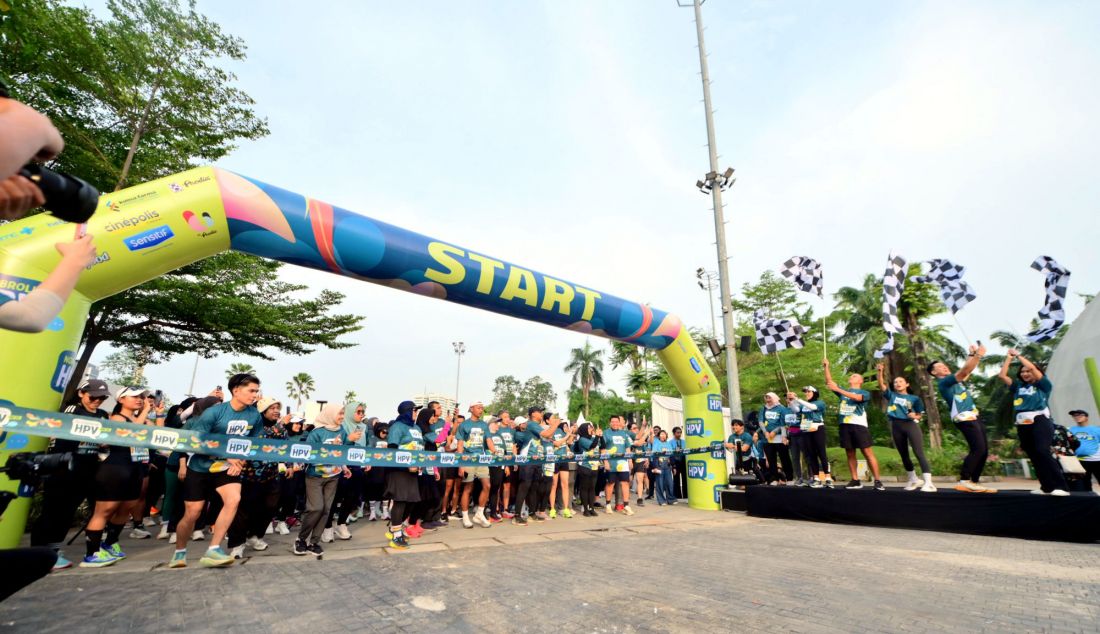 Peserta mengikuti kegiatan lari saat acara #NgobrolinHPV RUN di Jakarta, Minggu (10/11). Di momen peringatan Hari Pahlawan Nasional sekaligus menyambut Hari Kesehatan Nasional, MSD Indonesia, perusahaan farmasi global, menggelar #NgobrolinHPV RUN yang bertujuan mengajak masyarakat untuk menjadi pahlawan kesehatan dengan meningkatkan pemahaman dan kesadaran akan bahaya infeksi HPV. - JPNN.com