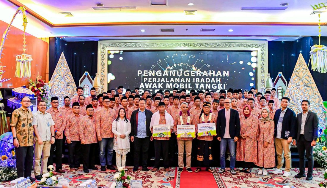 88 Awak Mobil Tangki (AMT) BBM terpilih sebagai pekerja terbaik yang mendapatkan hadiah perjalanan ibadah. Sebanyak 70 pekerja menjalani umroh ke Mekah dan Madinah, 2 orang beragama Hindu perjalanan ke India, dan 16 pekerja lainnya yang beragama Kristen ke Yerusalem. Sejumlah kriteria penilaian diantaranya adalah pekerja dengan disiplin tinggi dan masa kerja, keamanan mengemudi, kesehatan dan keselamatan kerja atau K3 serta beberapa indikator lainnya. - JPNN.com