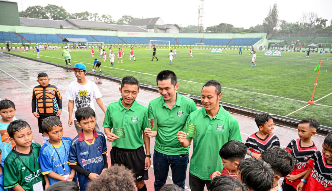 [Ki-ka] Wasit MILO National Championship Bandung Sayyid Luthfi, Sr. Brand Executive Nestlé MILO Arbie Hasyim Ashari dan Mantan Atlet Sepak Bola Indonesia Atep Rizal memperkenalkan MILO Kartu Petir kepada anak-anak peserta babak penyisihan MILO National Championship Bandung di Stadion Siliwangi, Bandung (16/11). - JPNN.com