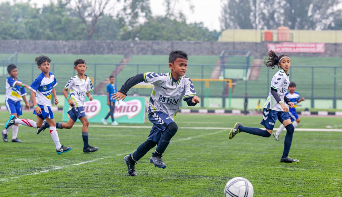 Peluncuran MILO Kartu Petir memanfaatkan momen babak penyisihan kompetisi MILO National Championship 2025 yang telah dimulai di Stadion Siliwangi, Bandung (16/11). Kompetisi tahun ini diikuti lebih dari 12.000 peserta kategori U-10 dan U-12 dari 20 kota di Indonesia. Turut diadakan edukasi MILO Kartu Petir bagi 1.200 wasit dan pelatih sepak bola selama penyelenggaraan berlangsung. MILO Kartu Petir diharapkan dapat menjaga anak-anak Indonesia tetap aman ketika sedang bertanding sepak bola. - JPNN.com