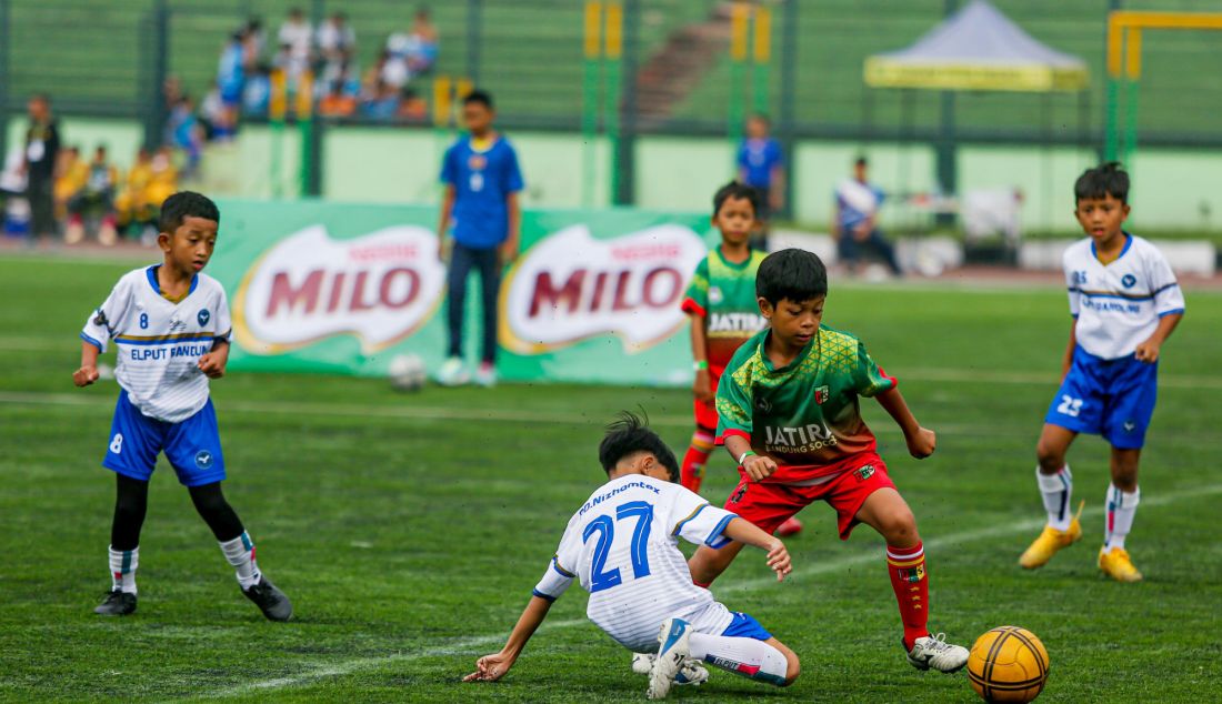 Peluncuran MILO Kartu Petir memanfaatkan momen babak penyisihan kompetisi MILO National Championship 2025 yang telah dimulai di Stadion Siliwangi, Bandung (16/11). Kompetisi tahun ini diikuti lebih dari 12.000 peserta kategori U-10 dan U-12 dari 20 kota di Indonesia. Turut diadakan edukasi MILO Kartu Petir bagi 1.200 wasit dan pelatih sepak bola selama penyelenggaraan berlangsung. MILO Kartu Petir diharapkan dapat menjaga anak-anak Indonesia tetap aman ketika sedang bertanding sepak bola. - JPNN.com