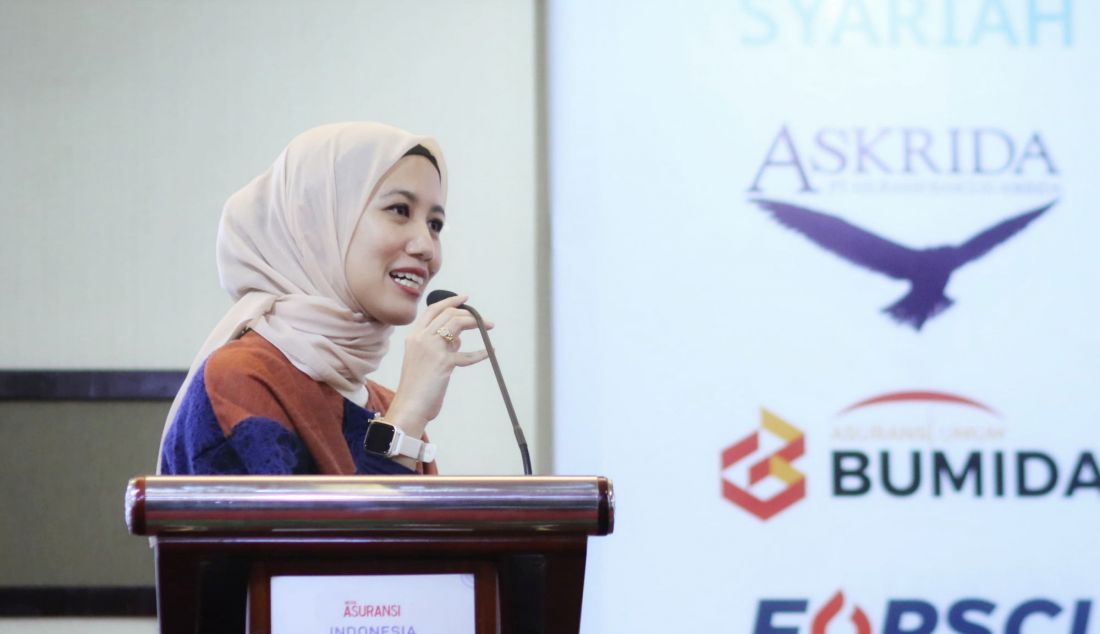 Chief Strategy Officer Prudential Syariah Mayang Ekaputri sedang menyampaikan paparannya seputar “Dinamika Ekonomi dan Peluang Asuransi Jiwa Syariah di Indonesia” di acara seminar Indonesia Economy & Financial Outlook 2025, Jakarta, Selasa (19/11). Prudential Syariah menyampaikan optimisme terkait pertumbuhan asuransi jiwa syariah di Indonesia. Hal ini salah satunya ditunjukkan dengan meningkatnya minat masyarakat Indonesia terhadap asuransi jiwa syariah. - JPNN.com