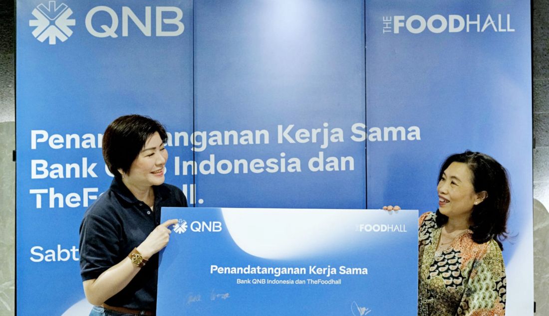 Head of Retail Banking Bank QNB Indonesia Grace Luzar dan Direktur PT Swalayan Sukses Abadi Lenny Tjandra saat penandatanganan kerja sama Bank QNB Indonesia dan TheFoodhall di TheFoodhall Gourmet, Plaza Indonesia, Jakarta (16/11). Kerja sama ini diharapkan dapat memberikan nilai tambah kepada nasabah Bank QNB Indonesia, memungkinkan nasabah untuk menikmati pengalaman first-class shopping experience di TheFoodhall dengan penawaran eksklusif dan kesempatan belanja lebih hemat. - JPNN.com