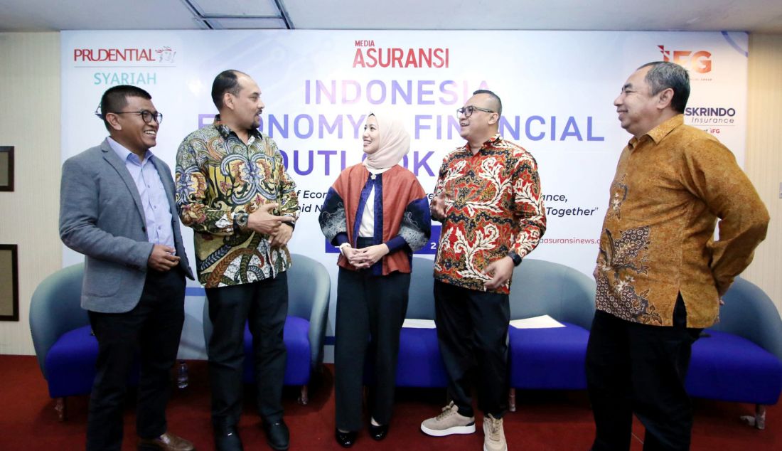 Kiri: Delil Khairat, Direktur Teknik dan Operasional Indonesia Re, Fauzi Arfan, Ketua Bidang Produk AAJI, Mayang Ekaputri, Chief Strategy Officer Prudential Syariah, Muhammad Iqbal, Wakil Ketua Umum AAUI Bidang Kerjasama Antarlembaga, dan Ronny Ahmad Iskandar, General Manager AASI dalam acara seminar Indonesia Economy & Financial Outlook 2025, Jakarta, Selasa (19/11). Prudential Syariah menyampaikan optimisme terkait pertumbuhan asuransi jiwa syariah di Indonesia. Hal ini salah satunya ditunjukkan dengan meningkatnya minat masyarakat Indonesia terhadap asuransi jiwa syariah. - JPNN.com