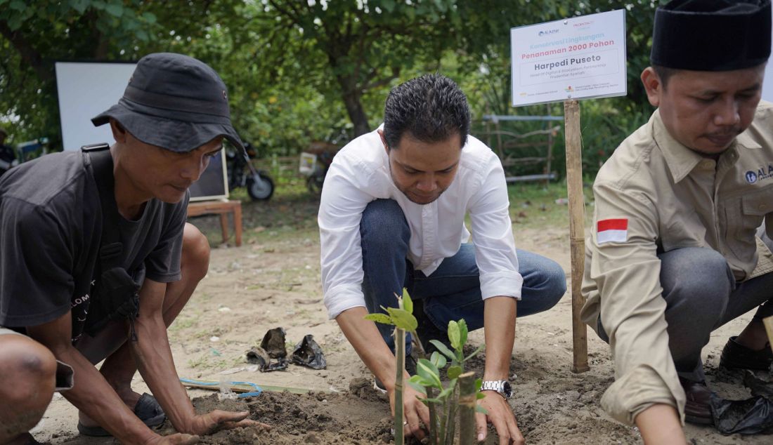 Harpedi Puseto, Head of Digital & Ecosystem Partnership Prudential Syariah (tengah) dan Ulil Ansor, Manager Program Al-Azhar (kanan) menanam bibit pohon di Banten, salah satu daerah yang menjadi target lokasi kegiatan Konservasi Lingkungan Penanaman 2.000 Pohon di Pantai Carita, Banten. - JPNN.com