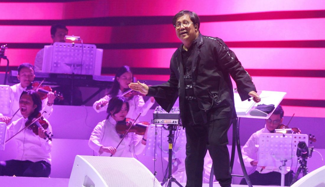 Komposer Erwin Gutawa menghibur penonton saat di konser Smartfren Malam 100 Cinta di JIEXPO Convention Centre & Theatre, Jakarta, Sabtu (23/11). Konser mengusung tema ‘Alunan Cinta untuk Indonesia’, yang menggabungkan elemen seni, budaya, dan cinta terhadap Tanah Air dalam satu panggung. Tidak hanya menghadirkan hiburan, acara ini juga memberikan pengalaman mendalam tentang kekayaan budaya Nusantara melalui pertunjukan musik dan seni tari, peragaan busana, dan penyerahan donasi kepada Yayasan Buddha Tzu Chi Indonesia. - JPNN.com