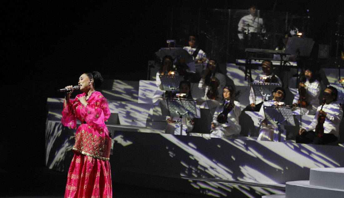 Penyanyi Titi DJ menghibur penonton saat di konser Smartfren Malam 100 Cinta di JIEXPO Convention Centre & Theatre, Jakarta, Sabtu (23/11). Konser mengusung tema ‘Alunan Cinta untuk Indonesia’, yang menggabungkan elemen seni, budaya, dan cinta terhadap Tanah Air dalam satu panggung. Tidak hanya menghadirkan hiburan, acara ini juga memberikan pengalaman mendalam tentang kekayaan budaya Nusantara melalui pertunjukan musik dan seni tari, peragaan busana, dan penyerahan donasi kepada Yayasan Buddha Tzu Chi Indonesia. - JPNN.com