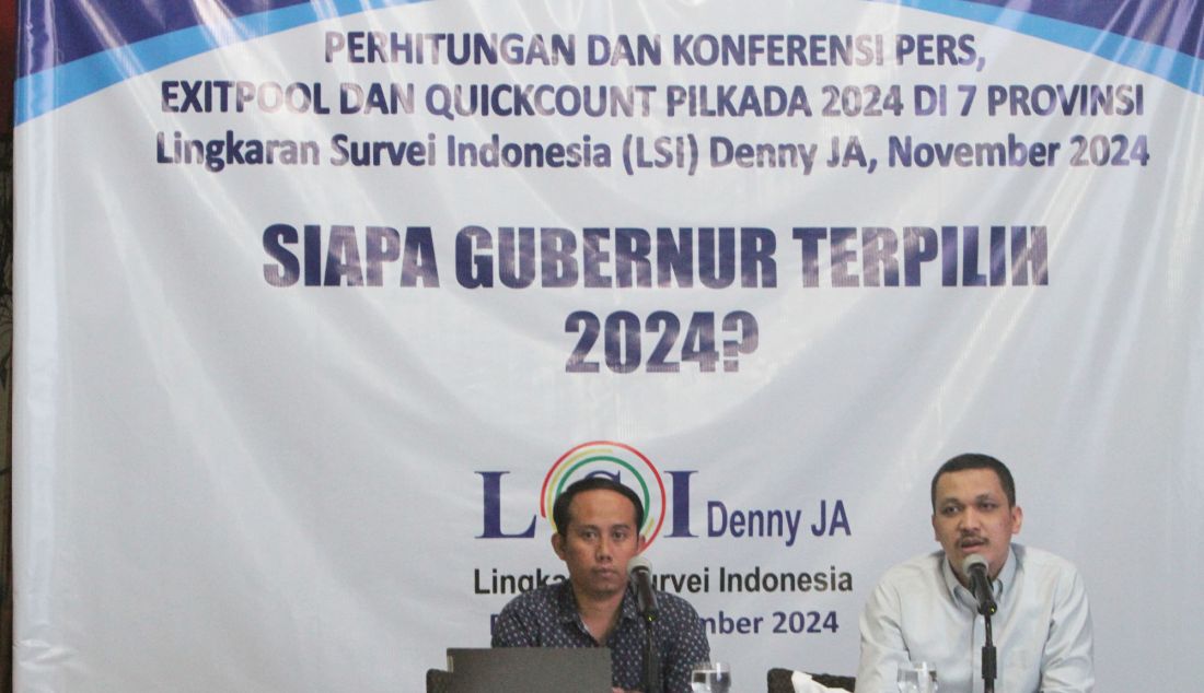 Peneliti senior LSI Denny JA, Ardian Sopa didampingi moderator Rachmat Hidayat memaparkan Exitpool dan Quick Count Pilkada 2024 di 7 Provinsi, Jakarta, Rabu (27/11). Pasangan Luthfi/Taj Yasin unggul di Jateng, Khofifah/Emil Dardak menang di Jatim, Bobby-Surya unggul di Sumut, Deddy Mulyadi-Erwan menang di Jabar, Andra Sony - Dimyati menang di Banten dan Andi Sudirman-Fatwati Rusdi menang di Sulawesi Selatan. - JPNN.com