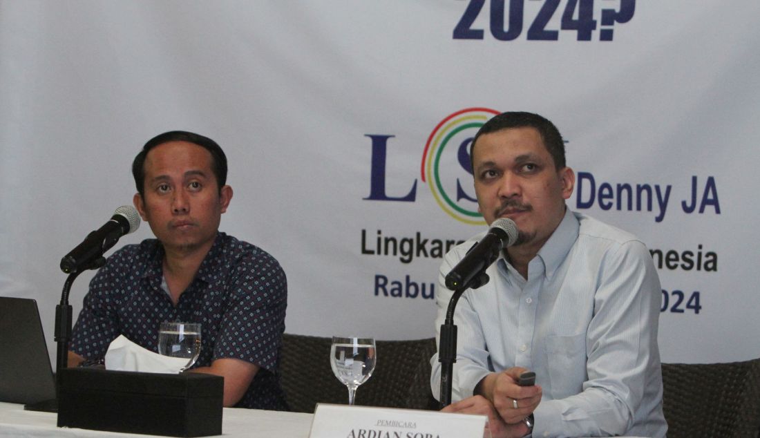 Peneliti senior LSI Denny JA, Ardian Sopa didampingi moderator Rachmat Hidayat memaparkan Exitpool dan Quick Count Pilkada 2024 di 7 Provinsi, Jakarta, Rabu (27/11). Pasangan Luthfi/Taj Yasin unggul di Jateng, Khofifah/Emil Dardak menang di Jatim, Bobby-Surya unggul di Sumut, Deddy Mulyadi-Erwan menang di Jabar, Andra Sony - Dimyati menang di Banten dan Andi Sudirman-Fatwati Rusdi menang di Sulawesi Selatan. Sedangkan belum bisa menentukan Pilgub Jakarta satu atau dua putaran, karena ada margin of eror ×/- 1 %. Dengan raihan suara 49,95 %, pasangan nomor urut 3, Pramono-Rano unggul atas Ridwan Kamil-Suswono (39,37 %), dan Dharma Pongrekun-Kun Wardana Abyoto (10,68 %). Kepastian pilgub Jakarta akan berlangsung satu atau dua putaran, masih menunggu hasil perhitungan KPU DKI. - JPNN.com