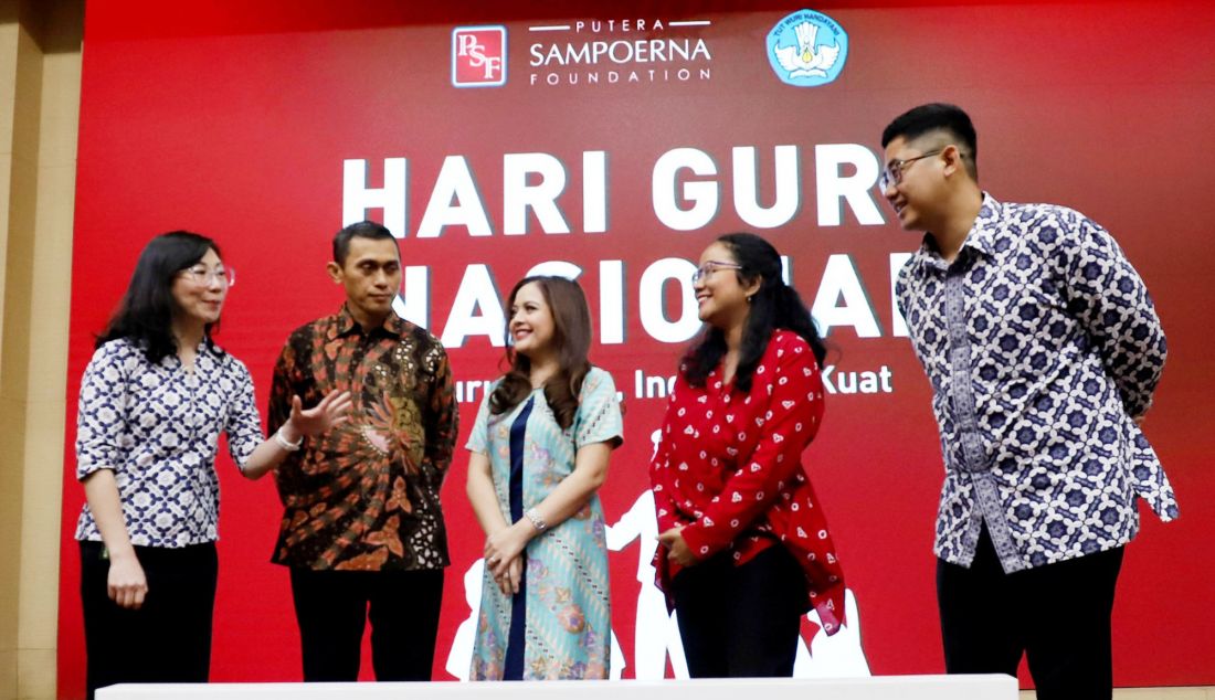 Kiri: Juliana, Head of Program Development and Guru Binar Putera Sampoerna Foundation; Bersama Adlin Sila, Staf Ahli Menteri Pendidikan Kemendikdasmen Bidang Hubungan Kelembagaan dan Masyarakat, Tasya Kamila, Public Figure; Dhitta Puti Sarasvati, Pendiri Gerakan Nasional Berantas Buta Matematika (Gernas Tastaka); dan Akbar Sugema Allutfi - Chief Marketing Officer, Putera Sampoerna Foundation dalam memperingati Hari Guru Nasional tahun 2024, Putera Sampoerna Foundation (PSF) meneguhkan komitmennya untuk menciptakan ekosistem pendidikan yang inklusif, berkelanjutan, dan berdaya saing global. Dengan mengusung tema 