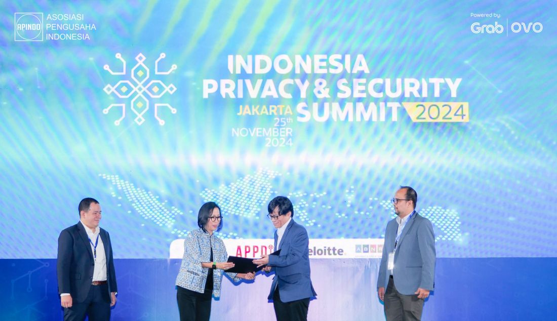 Raditya Kosasih, Co-Founder Asosiasi Praktisi Pelindungan Data Indonesia (APPDI), Neneng Goenadi, Ketua Bidang Digital APINDO, Hokky Situngkir, Dirjen Aplikasi Informatika Kemkomdigi RI, Syahraki Syahrir, President ISACA Indonesia Chapter saat prosesi penyerahan dokumen rekomendasi rancangan alat dari kalangan pengusaha, yaitu Privacy Health Check (PHC) dan Records of Processing Activities (ROPA) kepada pembuat kebijakan (25/11). - JPNN.com