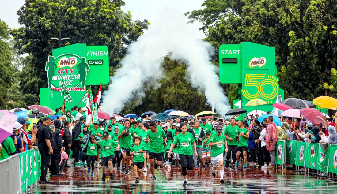 Peserta saat mengikuti MILO ACTIV Indonesia Race 2024 Jakarta International 10K, Jakarta, Minggu (8/12). MILO ACTIV Indonesia Race 2024 Jakarta International 10K mendorong masyarakat termasuk anak-anak sejak usia dini untuk menerapkan gaya hidup aktif lewat olahraga lari. - JPNN.com