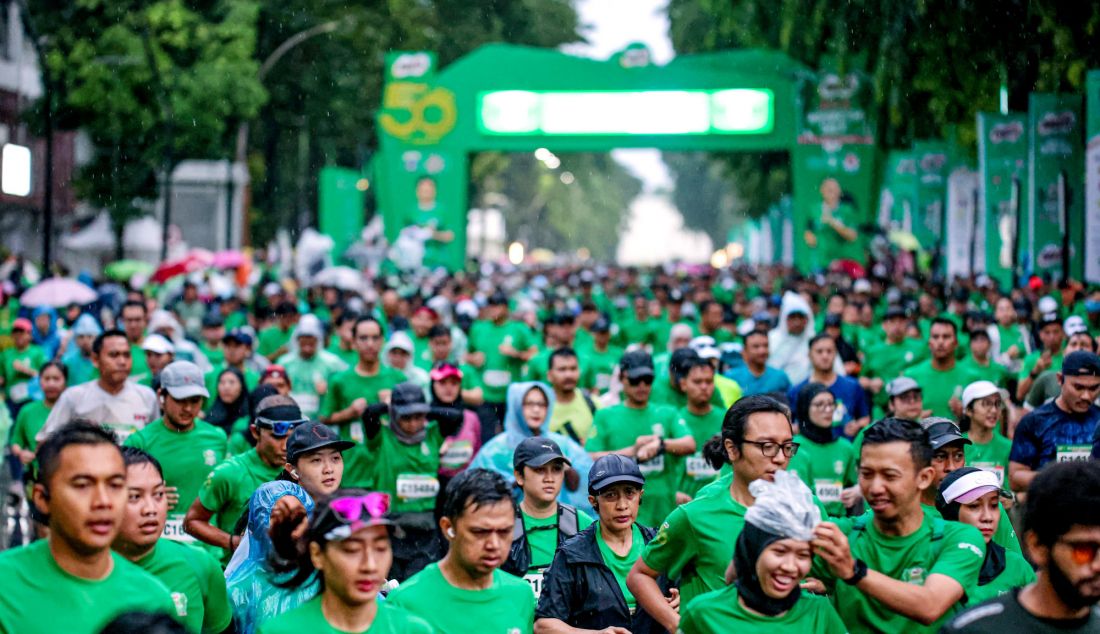 Peserta saat mengikuti MILO ACTIV Indonesia Race 2024 Jakarta International 10K, Jakarta, Minggu (8/12). MILO ACTIV Indonesia Race 2024 Jakarta International 10K mendorong masyarakat termasuk anak-anak sejak usia dini untuk menerapkan gaya hidup aktif lewat olahraga lari. - JPNN.com