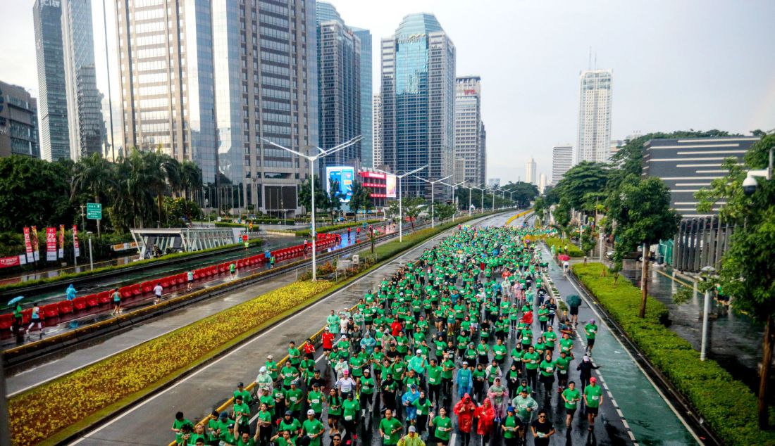 Peserta saat mengikuti MILO ACTIV Indonesia Race 2024 Jakarta International 10K, Jakarta, Minggu (8/12). MILO ACTIV Indonesia Race 2024 Jakarta International 10K mendorong masyarakat termasuk anak-anak sejak usia dini untuk menerapkan gaya hidup aktif lewat olahraga lari. - JPNN.com