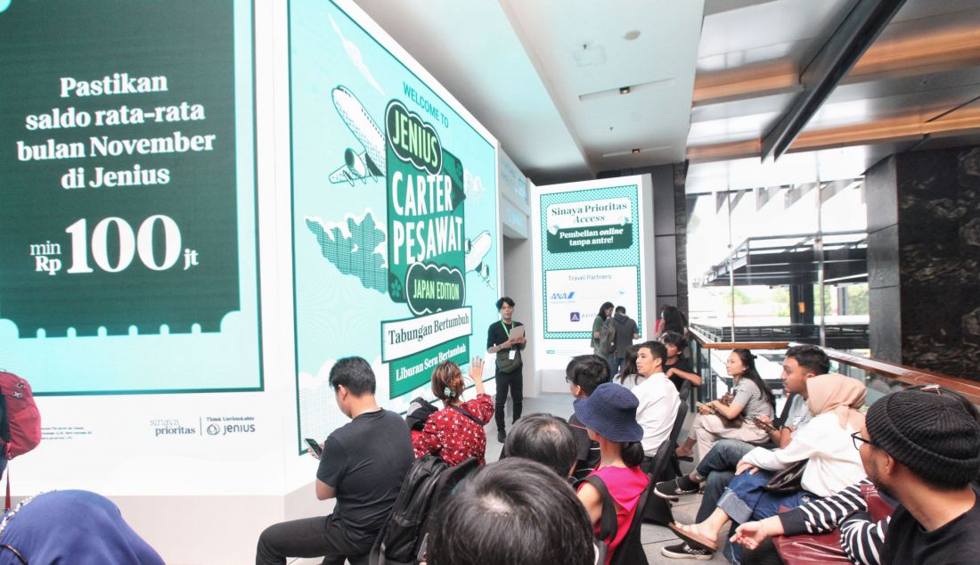 Suasana para nasabah Jenius saat antre pada Jenius Carter Pesawat-Japan Edtion pada acara travel fair di ASHTA District 8, Jakarta, Jumat (6/12). Nasabah mendapatkan tiket pesawat pulang-pergi ke Jepang dengan promo potongan harga sebesar 50% atau senilai 3,4 juta untuk pengguna Jenius dengan saldo rata-rata bulan November 2024 minimal 100 juta. promo harga spesial yang terbuka untuk seluruh pengguna Jenius tanpa batasan kuota selama kursi dan tanggal masih tersedia untuk penerbangan menggunakan maskapai Garuda Indonesia dan All Nipon Airways (ANA). - JPNN.com