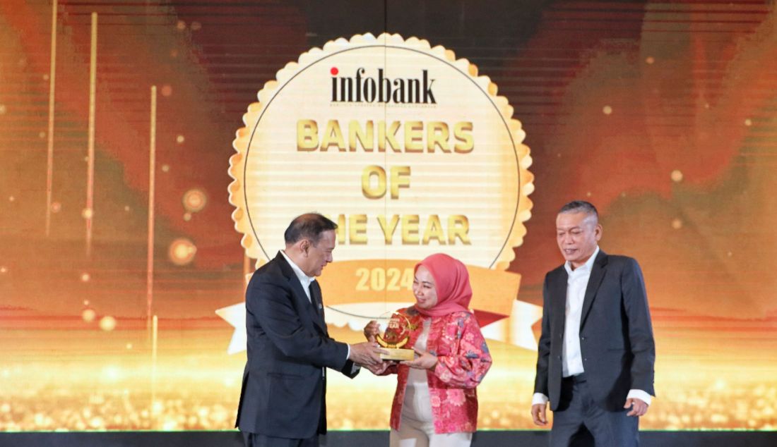 Direktur Komersial & UMKM bank bjb Nancy Adistyasari (tengah) saat mewakili menerima penghargaan bergengsi Bankers of the Year 2024 untuk Dirut bank bjb Yuddy Renaldi dan penghargaan The 200 Future Leaders 2024 yang diberikan oleh Mantan Gubernur BI, Agus Martowardojo (kiri) dan Pemred Infobank Eko B. Supriyanto (kanan) dalam acara Infobank Top 100 CEO & The 200 Future Leaders Forum 2024 di Grand Ballroom Ritz-Carlton Mega Kuningan, Jumat (29/11). bank bjb kembali membuktikan diri sebagai salah satu institusi perbankan nasional yang mampu bersaing di tengah tantangan ekonomi global. Transformasi bisnis yang konsisten dilakukan bank bjb kembali berbuah manis, dengan diraihnya penghargaan bergengsi dalam acara Infobank Top 100 CEO & The 200 Future Leaders Forum 2024. Penghargaan ini merupakan hasil dari strategi inovatif yang diterapkan bank bjb selama beberapa tahun terakhir. Melalui penerapan teknologi dan digitalisasi layanan, bank bjb mampu mengakselerasi pertumbuhan bisnis, sekaligus memberikan nilai tambah bagi nasabah dan pemangku kepentingan. - JPNN.com