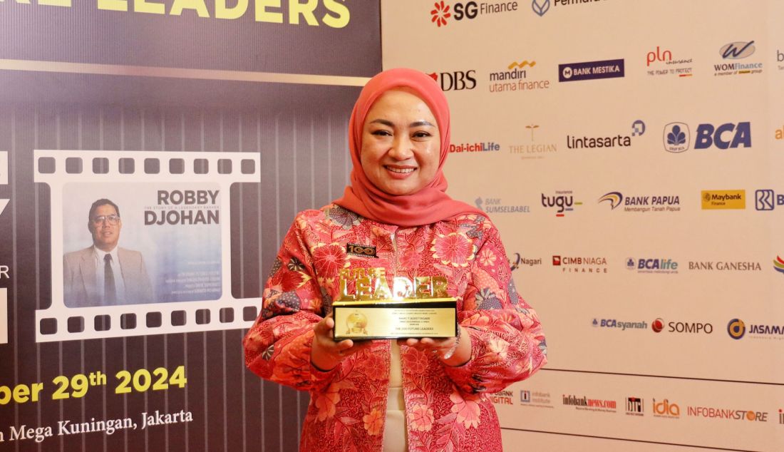 Direktur Komersial & UMKM bank bjb Nancy Adistyasari menerima penghargaan mewakili bank bjb saat acara Infobank Top 100 CEO & The 200 Future Leaders Forum 2024 di Grand Ballroom Ritz-Carlton Mega Kuningan, Jumat (29/11). - JPNN.com