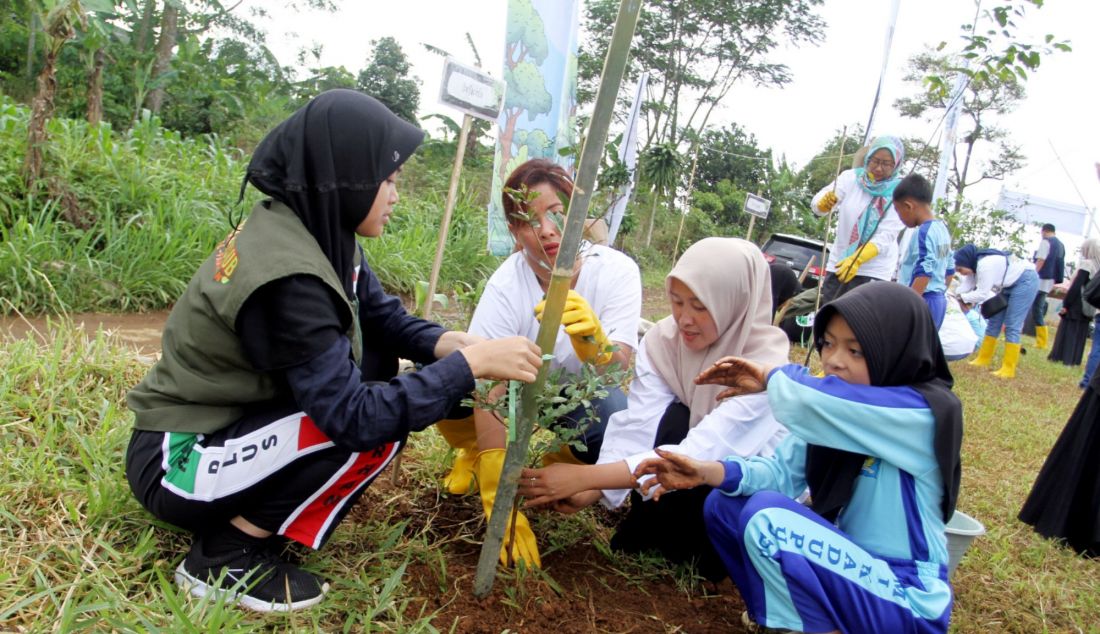 Anak-anak sekolah bersama pendamping menanam 100 Pohon untu Sejuta Harapan di Kampung Kadupugur, Desa Udrusbinangun, Kecamatan Kadudampit, Sukabumi, Jawa Barat, Senin (16/12). Kegiatan ini mengajak anak-anak sekolah pecinta lingkungan dan masyarakat setempat untuk beraksi nyata melestarikan bumi, dengan pesan sederhana tapi mendalam: setiap pohon yang ditanam adalah investasi untuk generasi mendatang. - JPNN.com