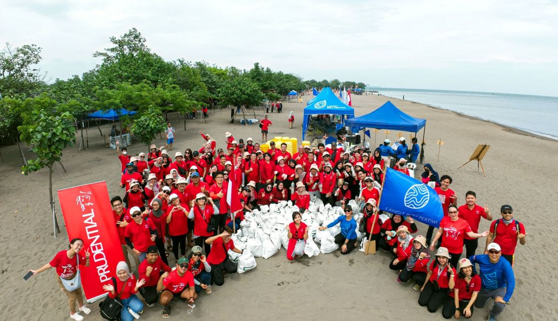 Chief Risk & Compliance Officer Rosalinda dan PRUVolunteers membersihkan tumpukan sampah yang berada di sekitar daerah pesisir Pantai Tanjung Pasir, Banten, Sabtu (14/12). Prudential Indonesia menggandeng komunitas lingkungan Langit Biru Pertiwi menggelar kegiatan bersih-bersih pantai / beach clean-up di Pantai Tanjung Pasir, Sebanyak lebih dari 150 PRUVolunteers yang terdiri dari para karyawan Prudential Indonesia berhasil 232 kg berbagai macam jenis sampah, termasuk sampah plastik dan sekitar 4.500 puntung rokok yang tersebar di pesisir pantai. - JPNN.com