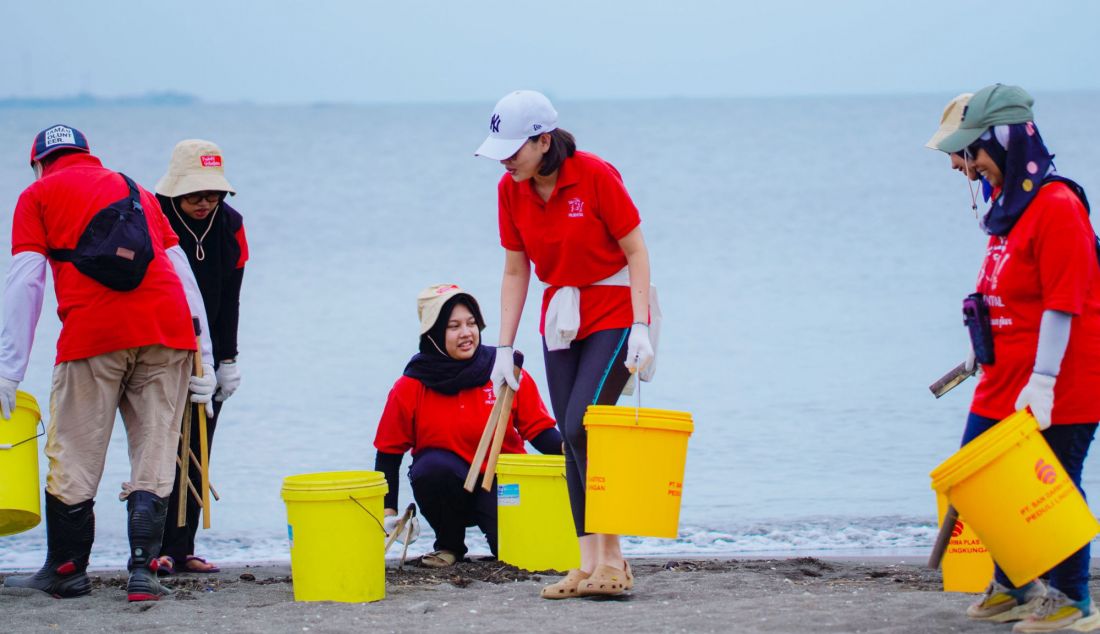 Chief Risk & Compliance Officer Rosalinda dan PRUVolunteers membersihkan tumpukan sampah yang berada di sekitar daerah pesisir Pantai Tanjung Pasir, Banten, Sabtu (14/12). Prudential Indonesia menggandeng komunitas lingkungan Langit Biru Pertiwi menggelar kegiatan bersih-bersih pantai / beach clean-up di Pantai Tanjung Pasir, Sebanyak lebih dari 150 PRUVolunteers yang terdiri dari para karyawan Prudential Indonesia berhasil 232 kg berbagai macam jenis sampah, termasuk sampah plastik dan sekitar - JPNN.com