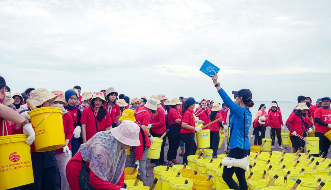 Chief Risk & Compliance Officer Rosalinda dan PRUVolunteers membersihkan tumpukan sampah yang berada di sekitar daerah pesisir Pantai Tanjung Pasir, Banten, Sabtu (14/12). Prudential Indonesia menggandeng komunitas lingkungan Langit Biru Pertiwi menggelar kegiatan bersih-bersih pantai / beach clean-up di Pantai Tanjung Pasir, Sebanyak lebih dari 150 PRUVolunteers yang terdiri dari para karyawan Prudential Indonesia berhasil 232 kg berbagai macam jenis sampah, termasuk sampah plastik dan sekitar 4.500 puntung rokok yang tersebar di pesisir pantai. - JPNN.com