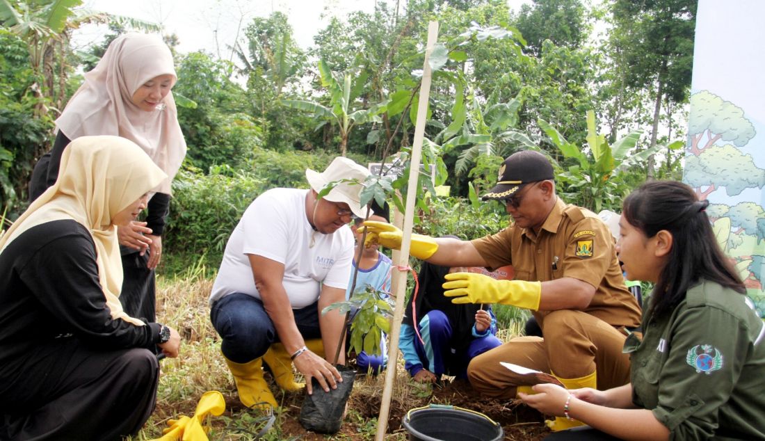 Direktur Mitra Tours and Travel, Moh. Devry Farany, didampingi Kepala Desa Undrusbinangun, Wahyudin, menanam 100 Pohon untu Sejuta Harapan di Kampung Kadupugur, Desa Udrusbinangun, Kecamatan Kadudampit, Sukabumi, Jawa Barat, Senin (16/12). Kegiatan ini mengajak anak-anak sekolah pecinta lingkungan dan masyarakat setempat untuk beraksi nyata melestarikan bumi, dengan pesan sederhana tapi mendalam: setiap pohon yang ditanam adalah investasi untuk generasi mendatang. - JPNN.com