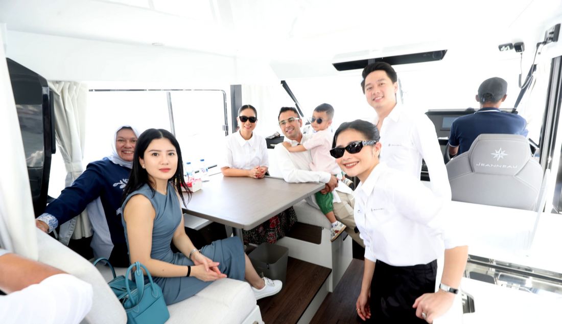 CMO & Co-Founder Salaya Yacht Prilly Latuconsina, CEO & Co-founder Salaya Yacht Kevin Sanjaya, Utusan Khusus Presiden bidang Pembinaan Generasi Muda dan Pekerja Seni Raffi Ahmad, Wakil Menteri Pariwisata Republik Indonesia Ni Luh Puspa dan Istri Kevin Sanjaya Valencia Tanoesoedibjo foto bersama usai peresmian di sela-sela peluncuran Salaya Yacht di Jakarta, Minggu (12/1). Salaya Yacht sebagai exclusive partner untuk Jeanneau Indonesia, hadir dengan misi besar untuk mendukung pengembangan pariwisata maritim Indonesia, menjawab tren global terhadap gaya hidup bahari, dan memberikan pengalaman eksklusif kepada wisatawan domestik maupun internasional. Dengan basis operasional di Jakarta, Bali, dan Labuan Bajo, Salaya Yacht menargetkan untuk menjadi ikon baru dalam industri pariwisata Indonesia. - JPNN.com