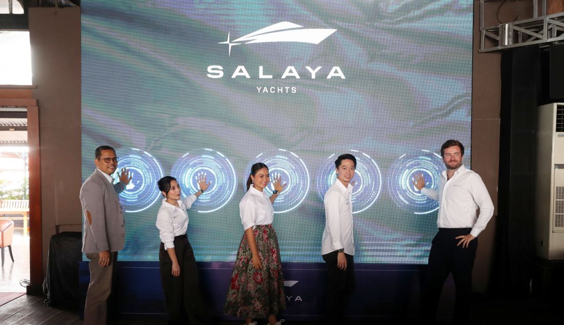 CMO & Co-Founder Salaya Yacht Prilly Latuconsina, CEO & Co-founder Salaya Yacht Kevin Sanjaya dan Wakil Menteri Pariwisata Republik Indonesia Ni Luh Puspa saat peluncuran Salaya Yacht di Jakarta, Minggu (12/1). Salaya Yacht sebagai exclusive partner untuk Jeanneau Indonesia, hadir dengan misi besar untuk mendukung pengembangan pariwisata maritim Indonesia, menjawab tren global terhadap gaya hidup bahari, dan memberikan pengalaman eksklusif kepada wisatawan domestik maupun internasional. Dengan basis operasional di Jakarta, Bali, dan Labuan Bajo, Salaya Yacht menargetkan untuk menjadi ikon baru dalam industri pariwisata Indonesia. - JPNN.com