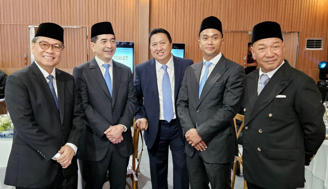 Ketum Kadin Indonesia 2021-2026 Arsjad Rasjid (kedua kiri) saat menghadiri jamuan makan siang bersama Presiden Prabowo Subianto dan PM Jepang Shigeru Ishiba. Menurut Arsjad Rasjid gotong-royong sebagai salah satu nilai khas Indonesia dalam berwirausaha, dirinya melihat peluang besar untuk memperkuat kerja sama yang saling menguntungkan. Dukungan Jepang, pelaku usaha bisa mendorong program strategis pemerintah dan mencapai target ambisius berupa 0% kemiskinan dan pertumbuhan ekonomi sebesar 8%. - JPNN.com