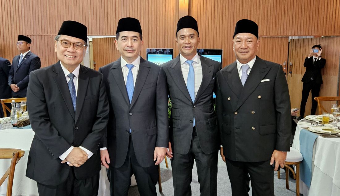 Ketum Kadin Indonesia 2021-2026 Arsjad Rasjid (kedua kiri) saat menghadiri jamuan makan siang bersama Presiden Prabowo Subianto dan PM Jepang Shigeru Ishiba. Menurut Arsjad Rasjid gotong-royong sebagai salah satu nilai khas Indonesia dalam berwirausaha, dirinya melihat peluang besar untuk memperkuat kerja sama yang saling menguntungkan. - JPNN.com