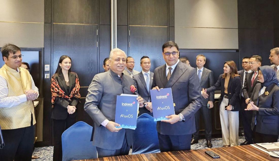 President Director and CEO Indosat Ooredoo Hutchison Vikram Sinha dan CEO AIonOS CP Gurnani (kiri) saat penandatanganan kerjasama yang disaksikan Ketua Umum KADIN Anindya Bakrie dan perwakilan dari Kemkomdigi RI, India, Senin (27/1). Kolaborasi ini bertujuan untuk memberdayakan SDM dan mendorong pertumbuhan ekonomi melalui penggunaan AI di sektor-sektor strategis seperti agrikultur, pariwisata, pendidikan, dan kesehatan, sekaligus mempererat hubungan jangka panjang antara Indonesia dan India. - JPNN.com