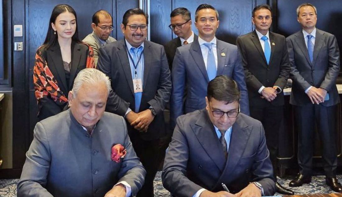 President Director and CEO Indosat Ooredoo Hutchison Vikram Sinha dan CEO AIonOS CP Gurnani (kiri) saat penandatanganan kerjasama yang disaksikan Ketua Umum KADIN Anindya Bakrie dan perwakilan dari Kemkomdigi RI, India, Senin (27/1). Kolaborasi ini bertujuan untuk memberdayakan SDM dan mendorong pertumbuhan ekonomi melalui penggunaan AI di sektor-sektor strategis seperti agrikultur, pariwisata, pendidikan, dan kesehatan, sekaligus mempererat hubungan jangka panjang antara Indonesia dan India. - JPNN.com