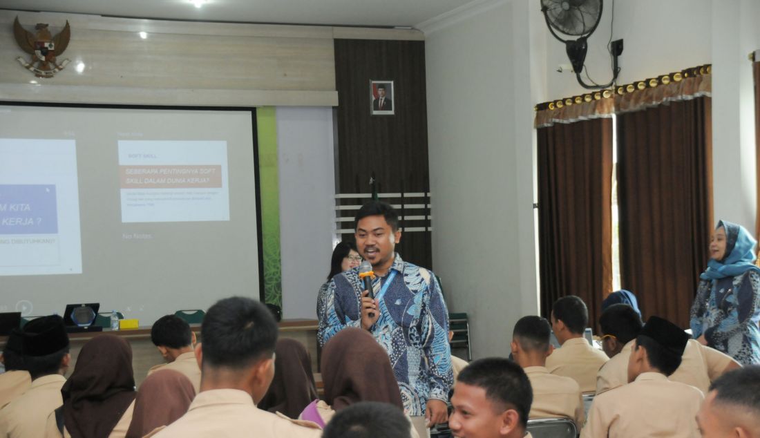 PT Daikin Airconditioning Indonesia (DAIKIN) memberikan paket pelatihan di Sekolah Menengah Kejuruan Nahdlatul Ulama (NU) Ma’arif Kudus, Jawa Tengah. Program DAIKIN Goes To School berlangsung 4-7 Februari 2025 mencakup peningkatan hard skill dan soft skill bagi siswa. DAIKIN juga memberikan dukungan pada pelatihan dan pengujian bagi peningkatan kompetensi siswa dan pengajar. - JPNN.com