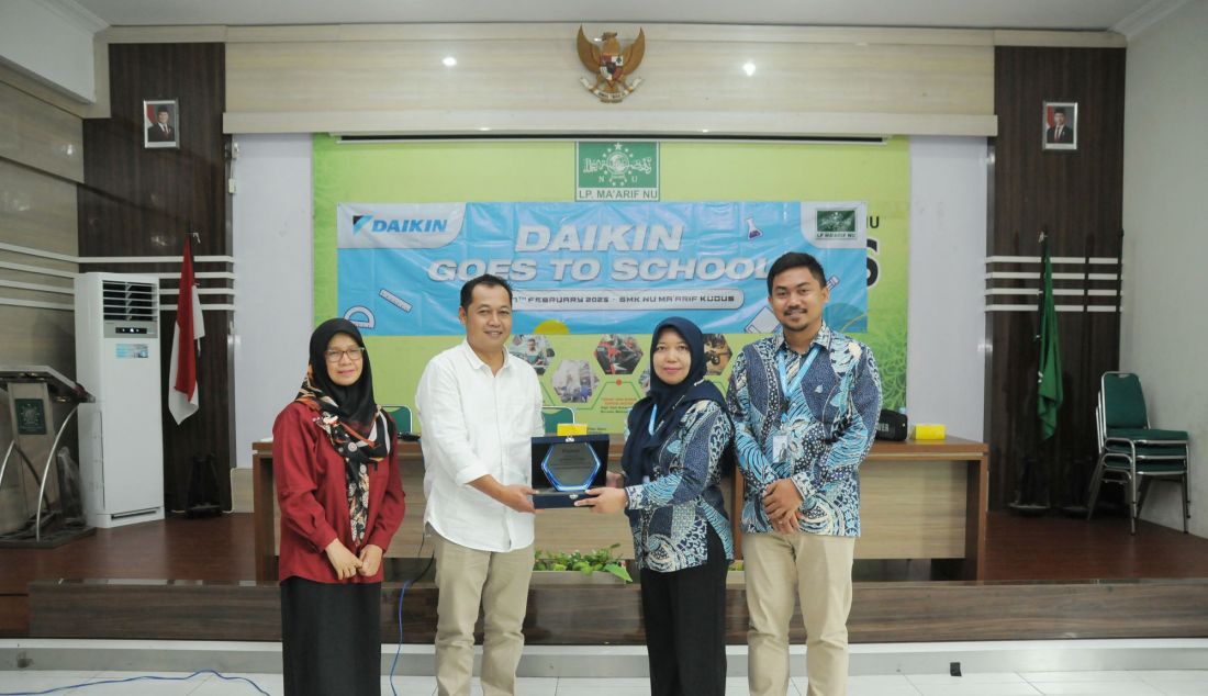 PT Daikin Airconditioning Indonesia (DAIKIN) memberikan paket pelatihan di Sekolah Menengah Kejuruan Nahdlatul Ulama (NU) Ma’arif Kudus, Jawa Tengah. Program DAIKIN Goes To School berlangsung 4-7 Februari 2025 mencakup peningkatan hard skill dan soft skill bagi siswa. DAIKIN juga memberikan dukungan pada pelatihan dan pengujian bagi peningkatan kompetensi siswa dan pengajar. - JPNN.com