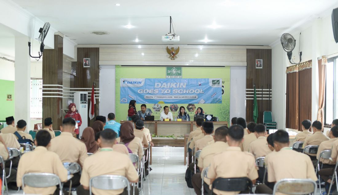 PT Daikin Airconditioning Indonesia (DAIKIN) memberikan paket pelatihan di Sekolah Menengah Kejuruan Nahdlatul Ulama (NU) Ma’arif Kudus, Jawa Tengah. Program DAIKIN Goes To School berlangsung 4-7 Februari 2025 mencakup peningkatan hard skill dan soft skill bagi siswa. DAIKIN juga memberikan dukungan pada pelatihan dan pengujian bagi peningkatan kompetensi siswa dan pengajar. - JPNN.com