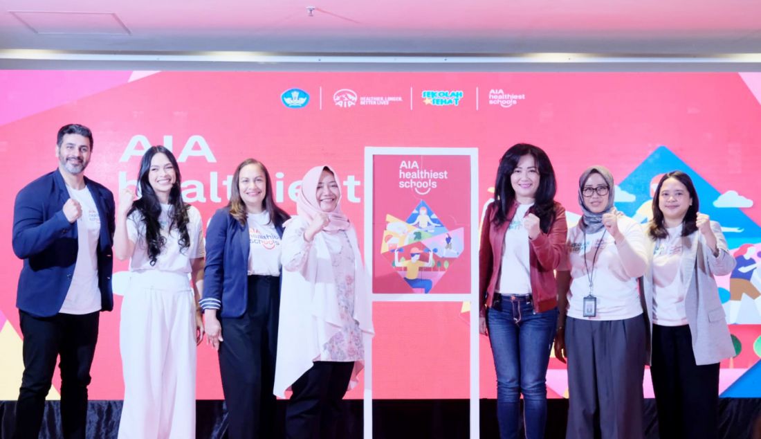 Kiri: Chief Marketing Officer AIA Kathryn Parapak, Direktur Sekolah Menengah Pertama Maulani Mega Hapsari, Direktur Hukum dan Kepatuhan AIA Rista Qatrini Manurung dan Direktur Pendidikan Anak Usia Dini di Kementerian Pendidikan Dasar dan Menengah Nia Nurhasanah berfoto bersama usai membuka Program AIA Healthiest Schools (AHS) Bootcamp, Jakarta, Senin (10/2). Kegiatan ini dirancang untuk membantu sekolah-sekolah peserta kompetisi AHS dalam merancang dan mengeksekusi proyek sekolah sehat yang nantinya akan mereka serahkan sebelum tenggat waktu pada 8 Maret 2025 melalui kanal aia.id/AHS. AHS yang berfokus pada empat pilar utama: Makan Sehat, Gaya Hidup Aktif, Kesehatan Mental, dan Sehat & Lestari ini sejalan dengan komitmen AIA untuk membantu jutaan keluarga di Indonesia hidup lebih sehat, lebih lama, lebih baik, AIA berupaya untuk menciptakan lingkungan sekolah yang lebih sehat dan inovatif. Para peserta akan diberikan akses gratis ke modul pembelajaran interaktif dan berkesempatan mengikuti kompetisi ide sekolah sehat dengan total hadiah mencapai US$100,000 dalam bentuk fasilitas dan sarana pendukung pendidikan. - JPNN.com