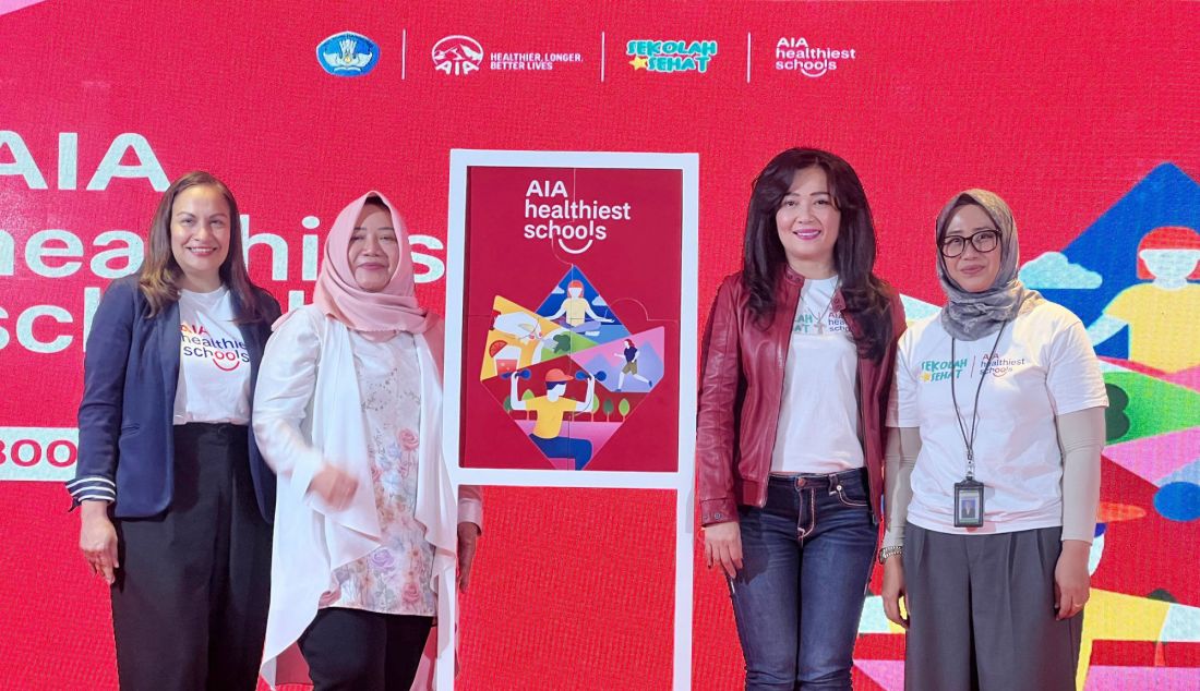 Kiri: Chief Marketing Officer AIA Kathryn Parapak, Direktur Sekolah Menengah Pertama Maulani Mega Hapsari, Direktur Hukum dan Kepatuhan AIA Rista Qatrini Manurung dan Direktur Pendidikan Anak Usia Dini di Kementerian Pendidikan Dasar dan Menengah Nia Nurhasanah berfoto bersama usai membuka Program AIA Healthiest Schools (AHS) Bootcamp, Jakarta, Senin (10/2). Kegiatan ini dirancang untuk membantu sekolah-sekolah peserta kompetisi AHS dalam merancang dan mengeksekusi proyek sekolah sehat yang nantinya akan mereka serahkan sebelum tenggat waktu pada 8 Maret 2025 melalui kanal aia.id/AHS. AHS yang berfokus pada empat pilar utama: Makan Sehat, Gaya Hidup Aktif, Kesehatan Mental, dan Sehat & Lestari ini sejalan dengan komitmen AIA untuk membantu jutaan keluarga di Indonesia hidup lebih sehat, lebih lama, lebih baik, AIA berupaya untuk menciptakan lingkungan sekolah yang lebih sehat dan inovatif. Para peserta akan diberikan akses gratis ke modul pembelajaran interaktif dan berkesempatan mengikuti kompetisi ide sekolah sehat dengan total hadiah mencapai US$100,000 dalam bentuk fasilitas dan sarana pendukung pendidikan. - JPNN.com